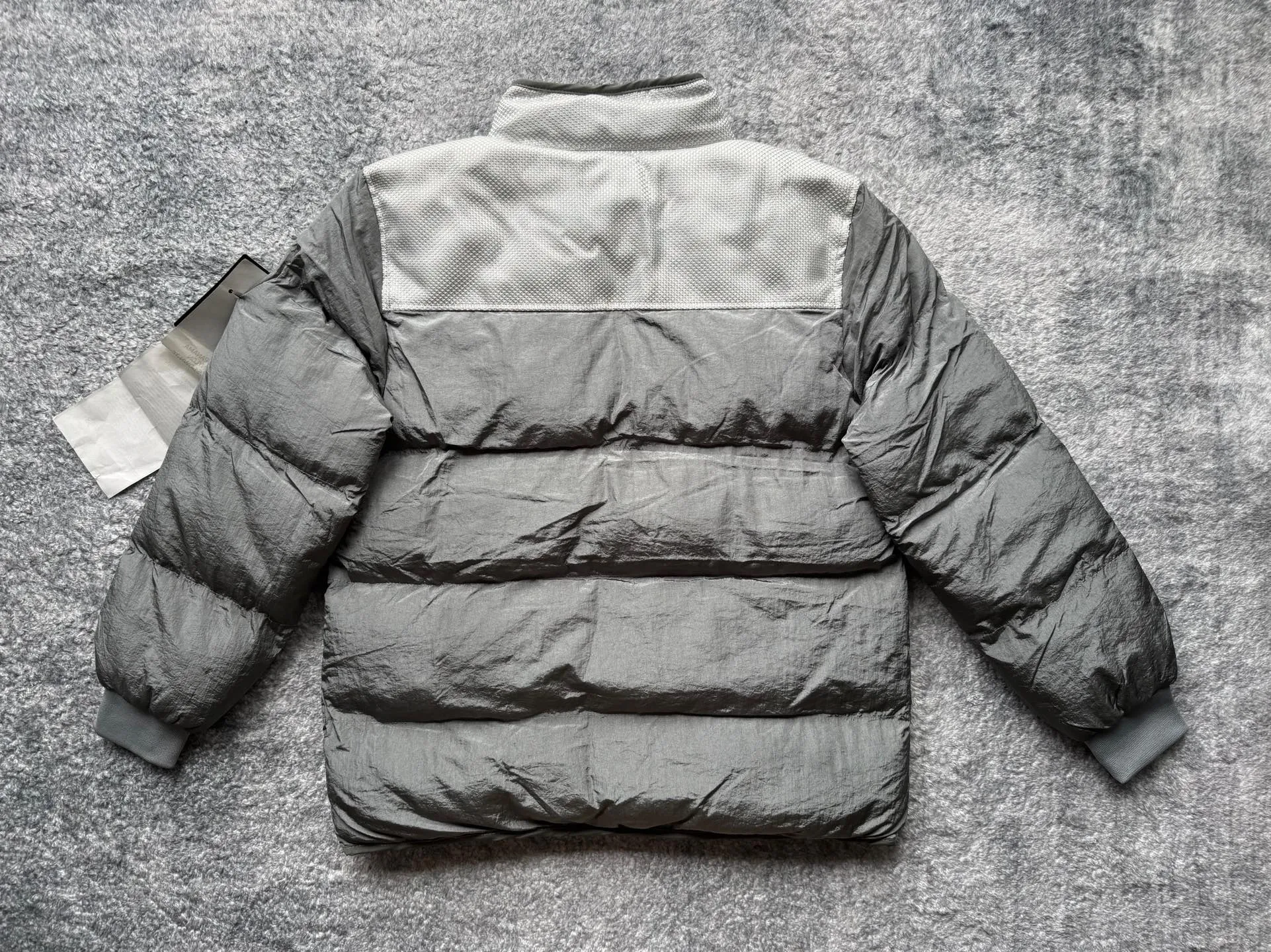 P300 Stone Island Panama splicing deconstructed down cotton jacket. The new and most distinctive down jacket, as its name implies, has a nautical style and a military color. It is characterized by unique research on fibers and fabrics, full of functionality and deconstruction. The new autumn and winter technical fabric splicing down jacket adopts the symbol of Stone Island aesthetics. Fabrics and fashionable splicing elements are perfectly combined to meet the functions and needs of users in different occasions. The full zipper opens, and the neutral collar shape is gentlemanly. The hem has a quite aristocratic temperament. The clothing uses a large area of iridescent three-leaf nylon, which not only has a metallic visual presentation, but also achieves a matte texture and lightweight effect. The ultra-fine fiber structure has excellent insulating properties and is more thermally efficient than other man-made fabrics. The chest protector is surrounded by military-style rough nylon. Its anti-wear and anti-erosion properties can well carry weight outdoors and extend the life of the clothing. The comfortable woven fabric on the chest The cloth forms two pockets, which will not make the skin feel rough in daily use. Vertical zipper pockets on both sides are standard; details such as multi-layer labels and inner pockets will not be described in detail. You can discover it yourself. Stone Island's new work, which covers technology, deconstruction, beauty, practicality and other diversifications, will conquer the trendy winter sailing journey. Super thick filling Color: black, military green, laser green, yellow, silver, haze blue Whole piece [Size] M-2XL Length Chest Shoulder Width M 68 120 65 L 70 124 66 XL 72 128 68 XXL 74 132 70